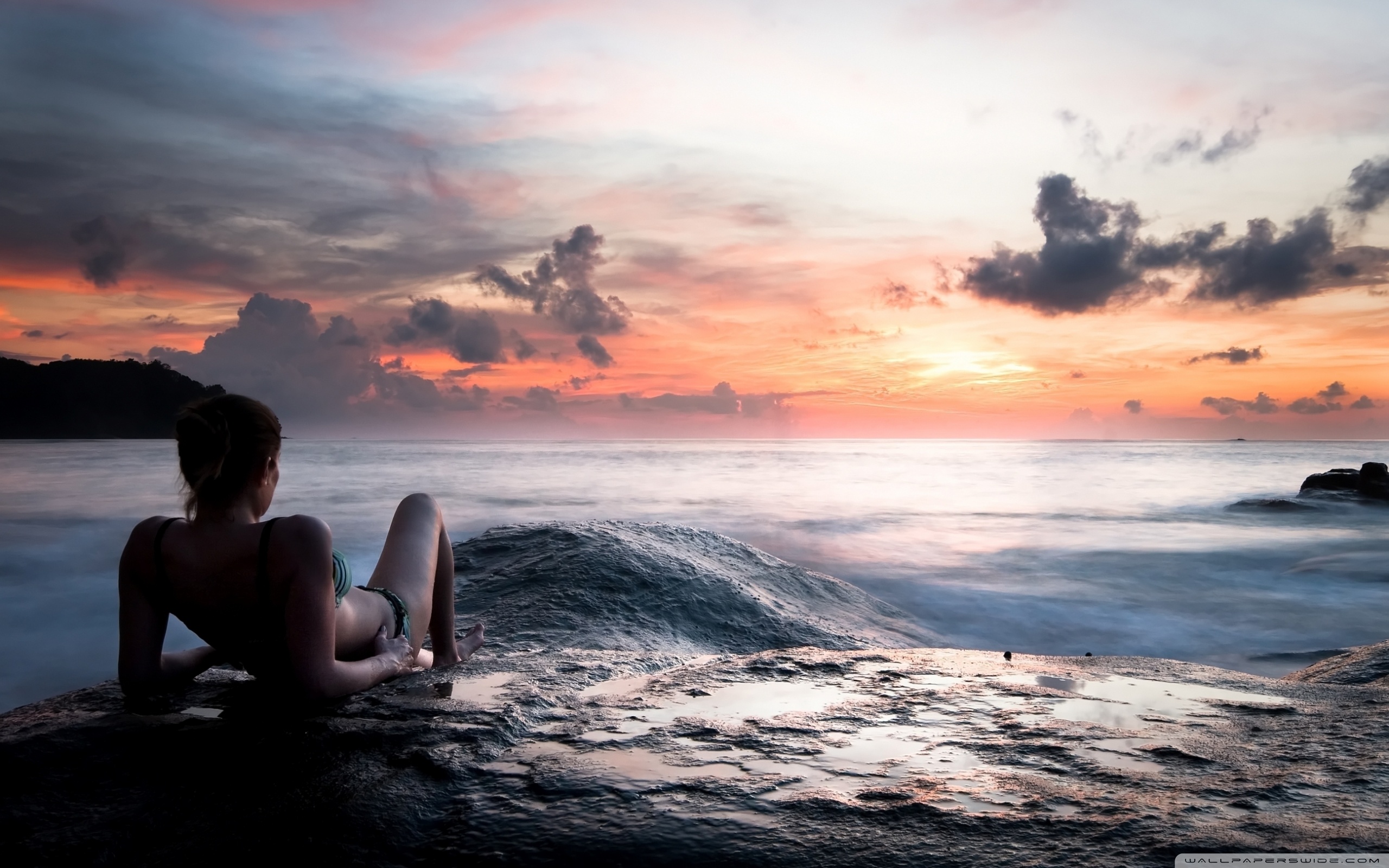 На фото красивая голая девчонка скучает у побережья