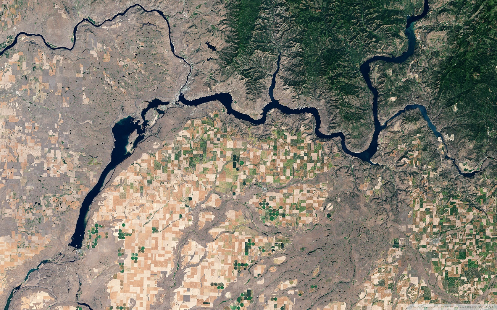 Река Волга снимок со спутника