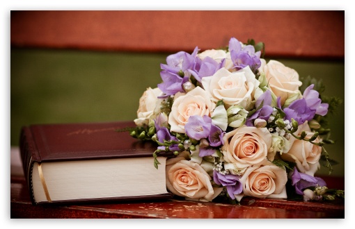 Download Roses Bouquet And A Book UltraHD