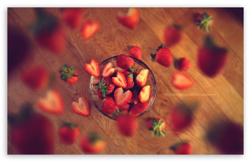 Download Very Berry Strawberry UltraHD Wallpaper
