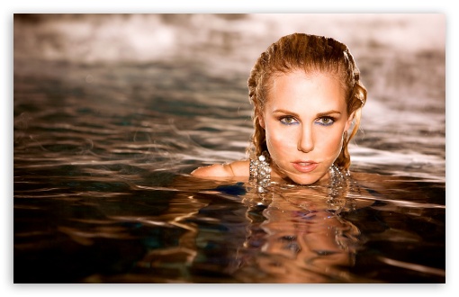 Download Woman In Water UltraHD Wallpaper