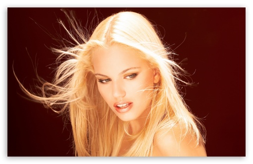 Download Beautiful Blonde Portrait UltraHD Wallpaper