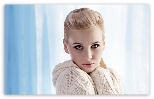 Download Portrait of a Blonde Girl UltraHD Wallpaper
