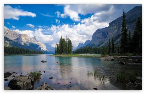 Download Spirit Island, Maligne Lake, Jasper National... UltraHD Wallpaper