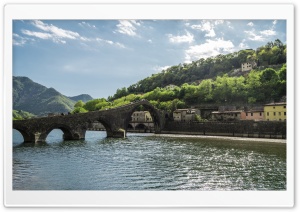 Maddalenas bridge Tuscany
