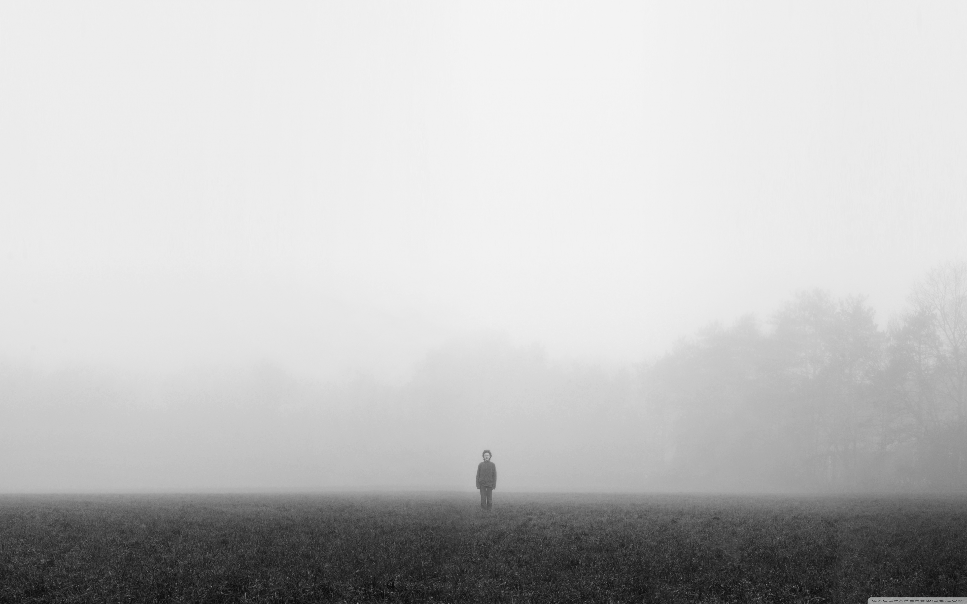 Вдруг навалился густой туман как будто. Человек в тумане. Силуэт человека в тумане. Серая пустота. Туман пустота.