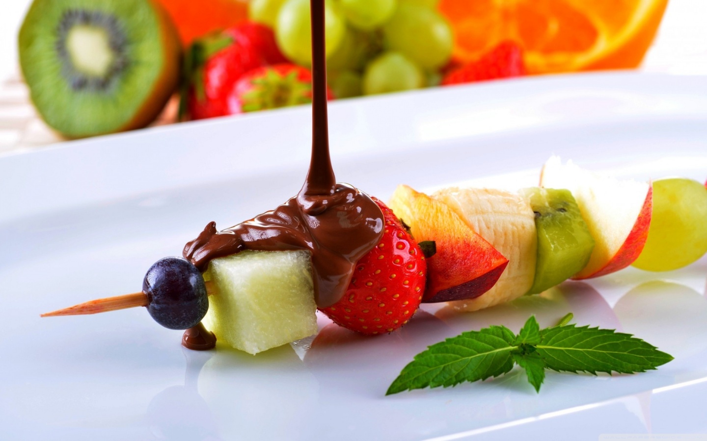 Набор фруктов в шоколаде. Шпажки "фрукты". Фрукты и шоколад. Фрукты в шоколаде на шпажках. Канапе из фруктов и ягод.