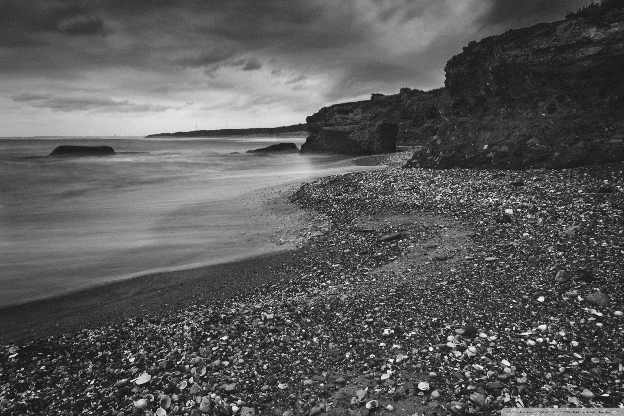 Черно белые картинки. Море черно белое. Природа море. Черно белый пляж. Чёрно-белая фотография.