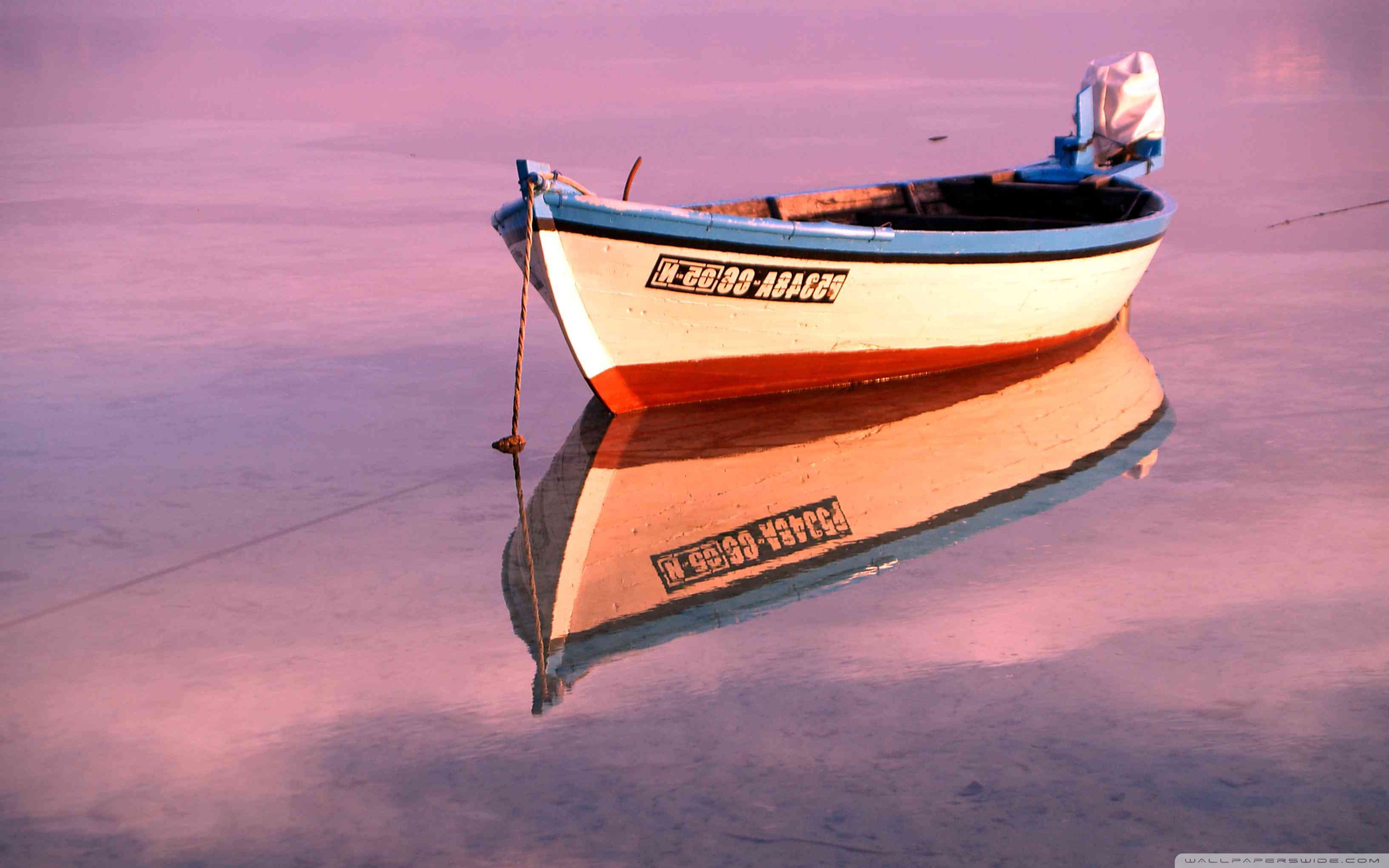 Есть слова лодка. Лодка на озере. Название лодок. Отражение в воде название лодки. Лодка на воде.