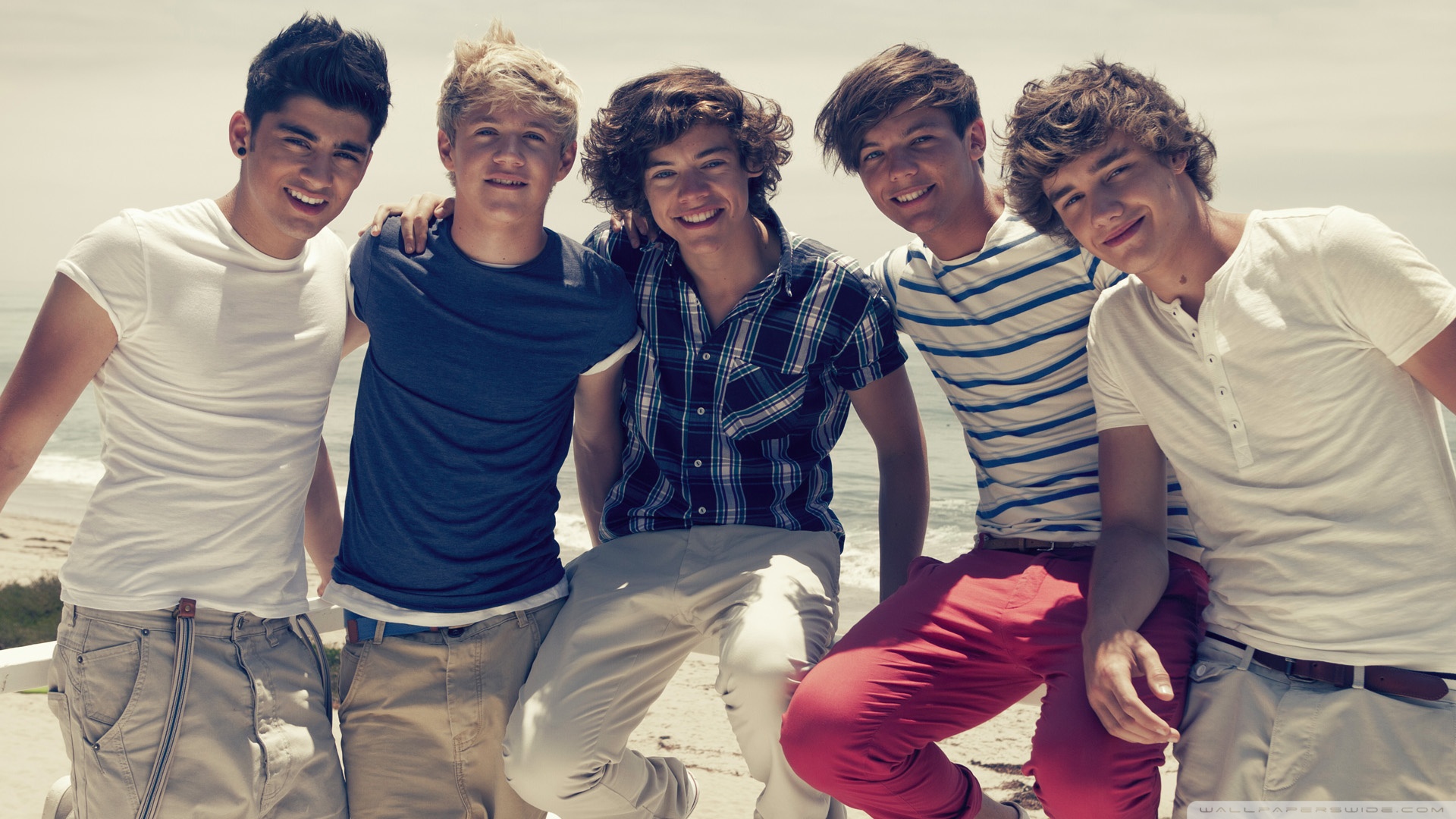 18 много мальчиков. One Direction 1. One Direction what makes you beautiful. What makes you beautiful. One Direction 2011 плакат.