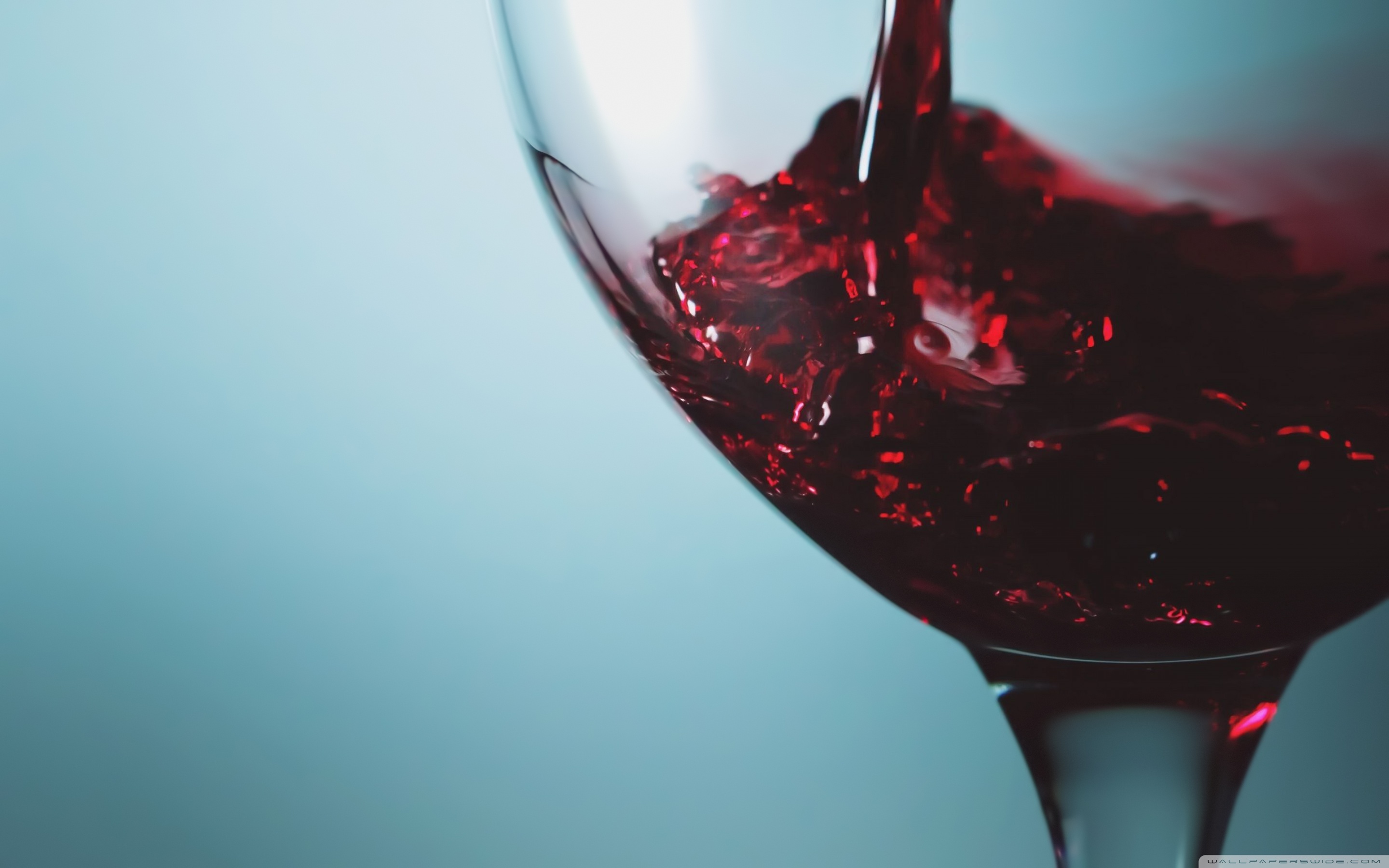 Сухое вино в крови. Красное вино в бокале Эстетика. Красное вино в бокале. Бокал с вином. Эстетика красного вина.