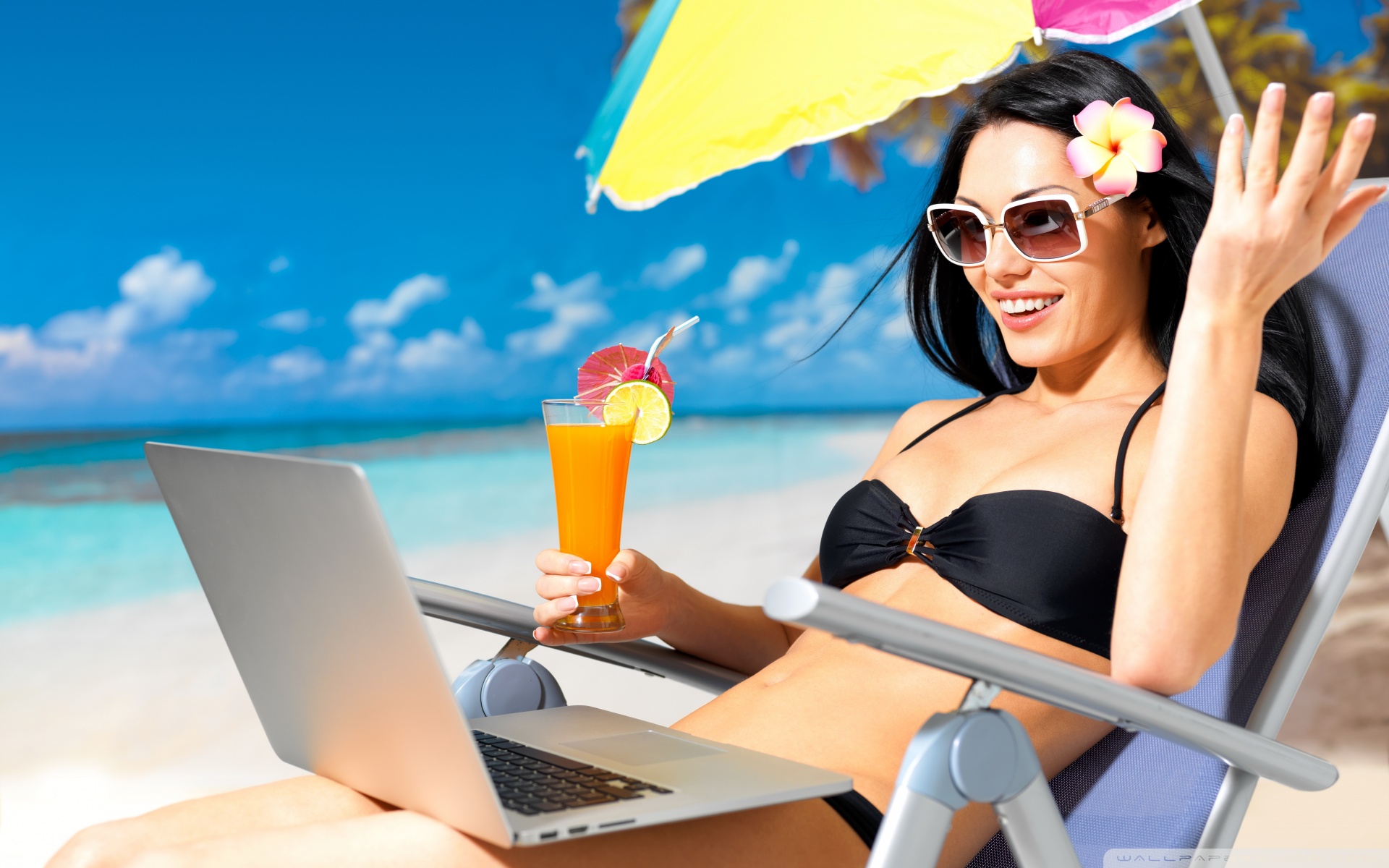 It was a beautiful summer. Лето отпуск. Девушка с ноутбуком на пляже. Девушка с ноутом на пляже. Женщина в отпуске.