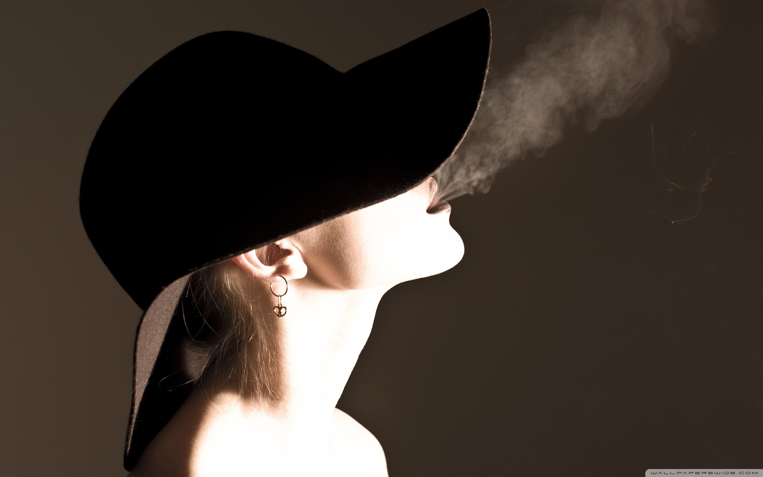 Аватарки курящие. Девушка в шляпе. Загадочная девушка в шляпе. Курящая девушка в шляпе. Девушка в шляпе с сигаретой.